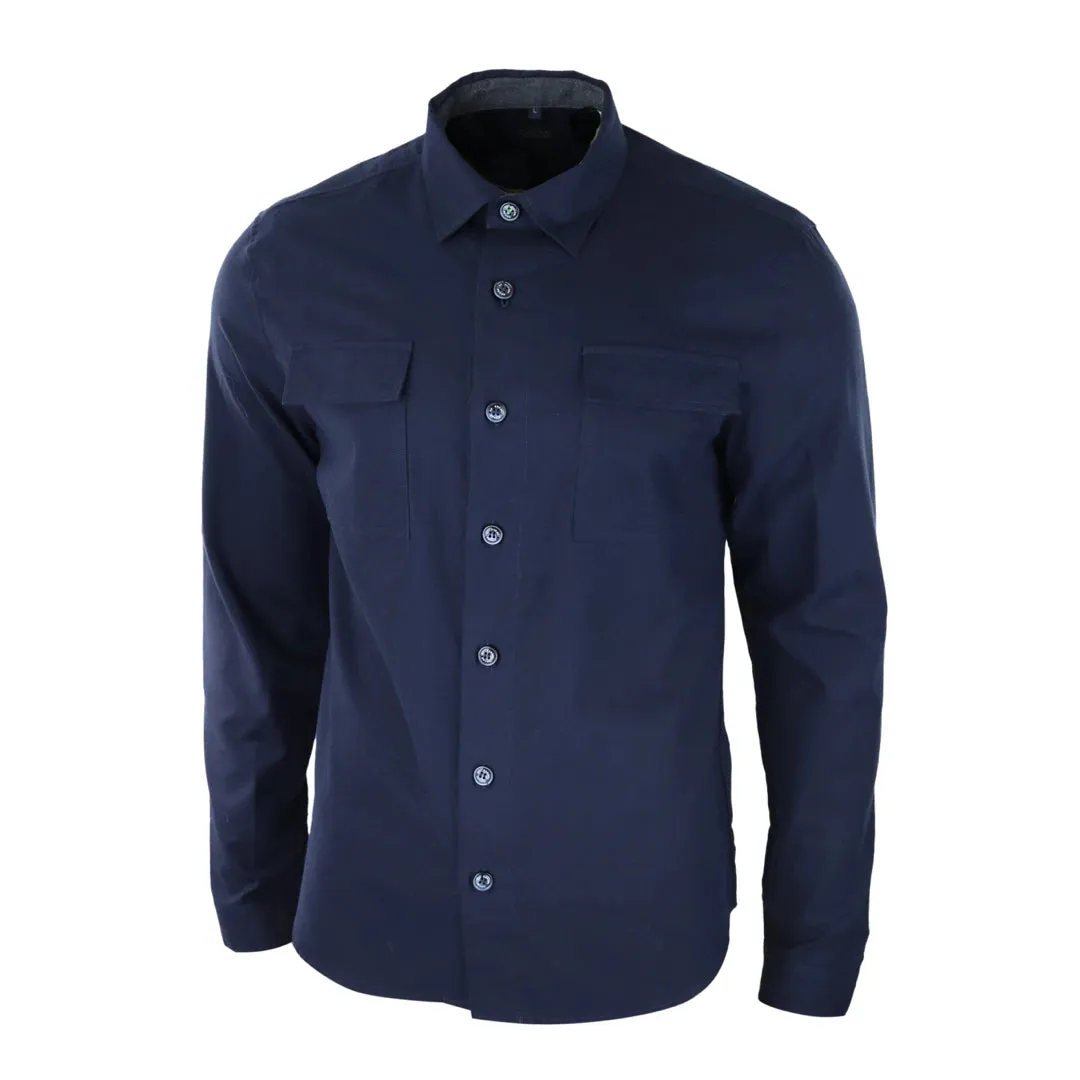 Camisa sobre camisa gris azul marino