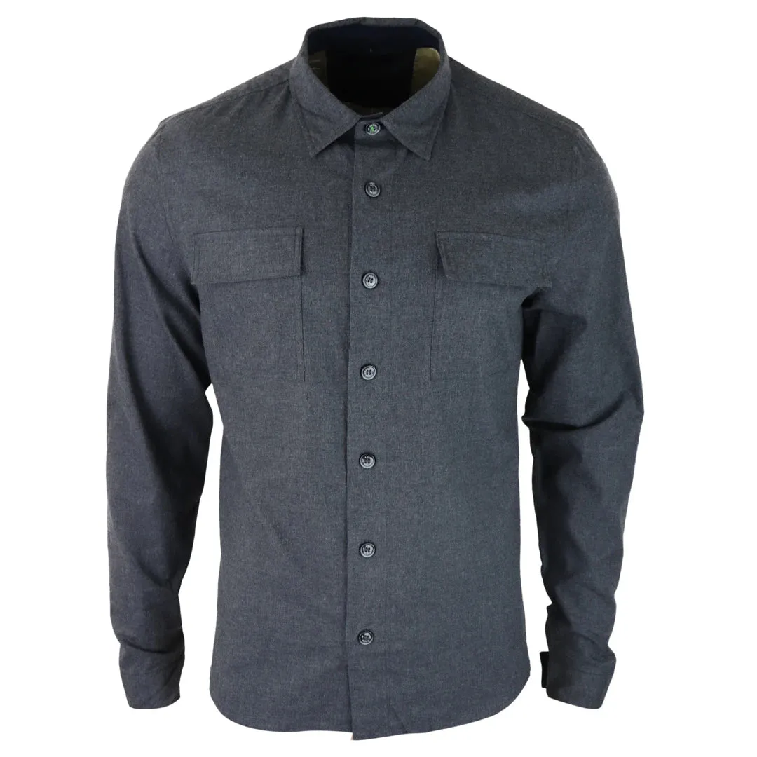 Camisa sobre camisa gris azul marino