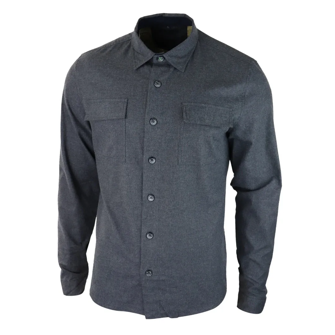 Camisa sobre camisa gris azul marino