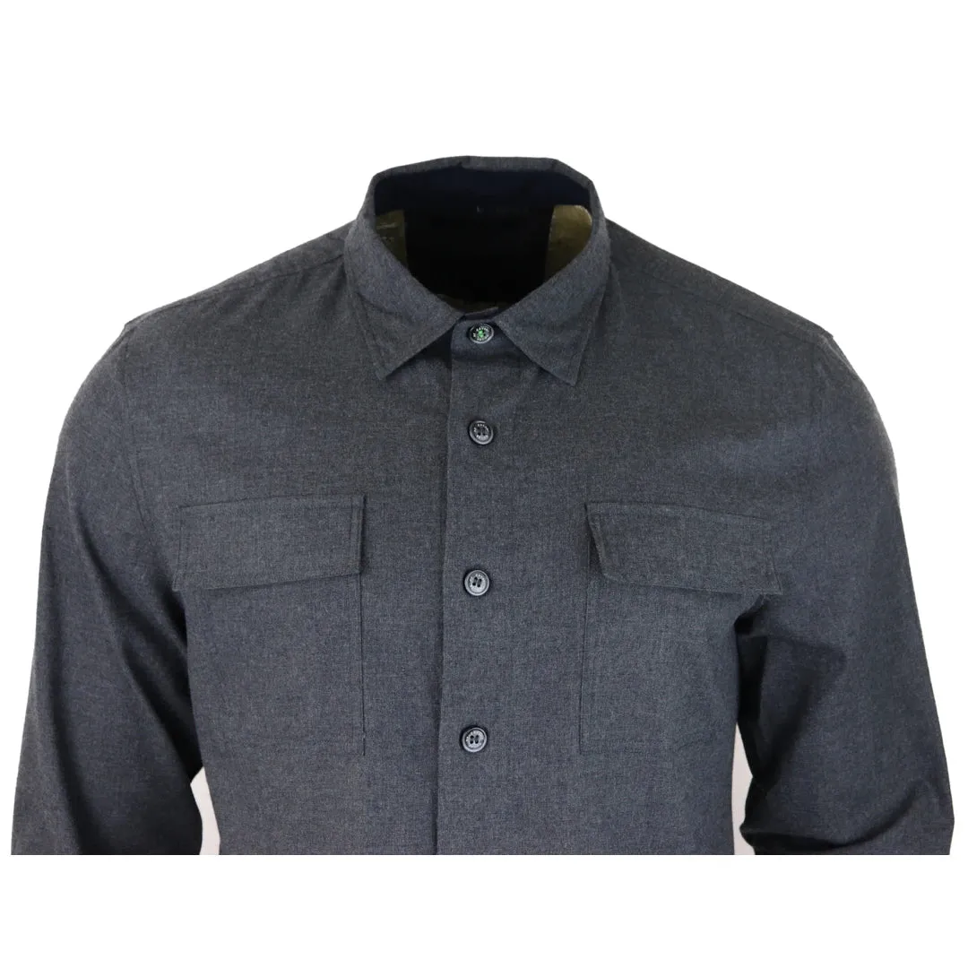 Camisa sobre camisa gris azul marino