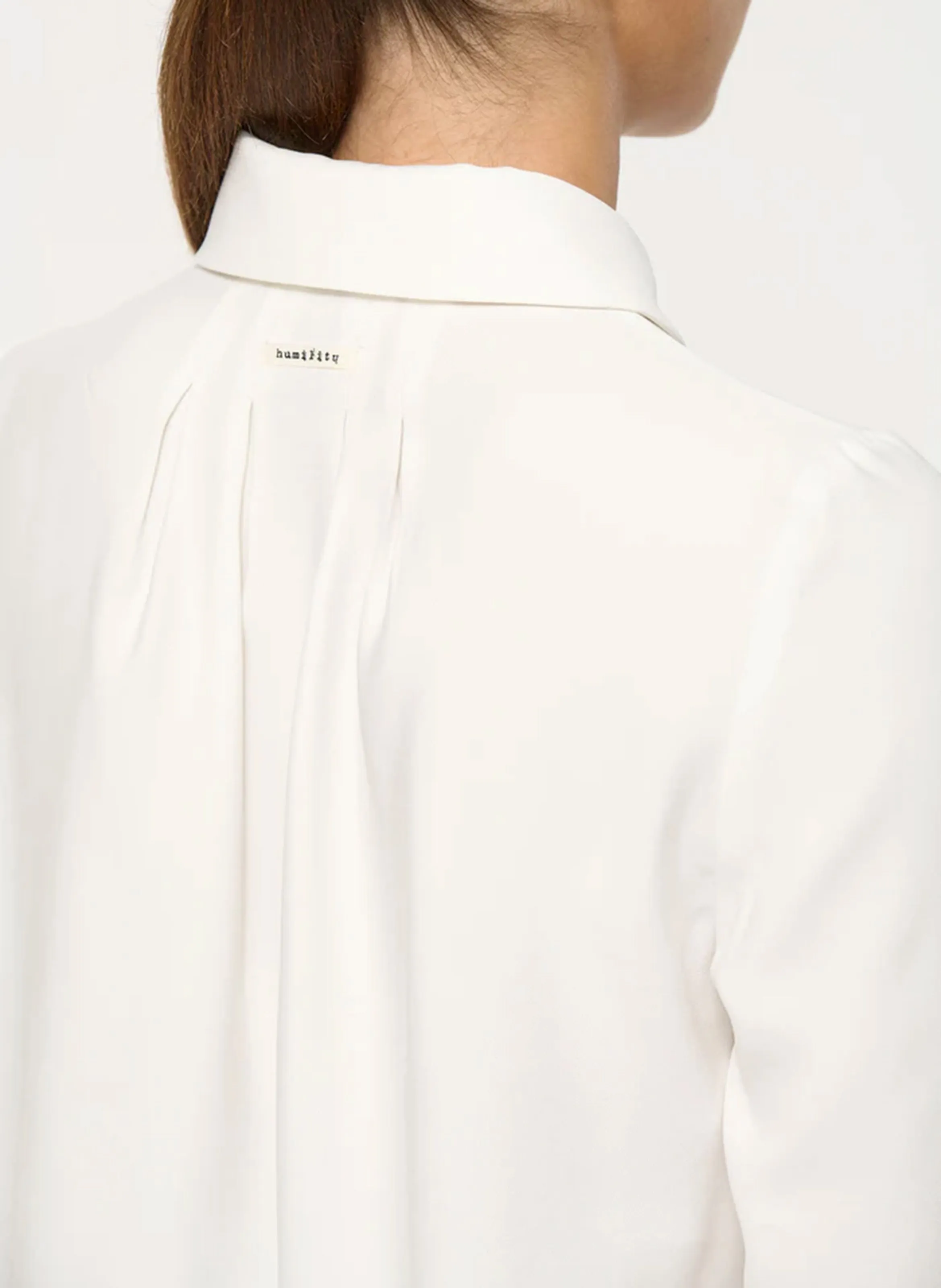 HUMILITY Camisa recta con cuello clásico en blanco