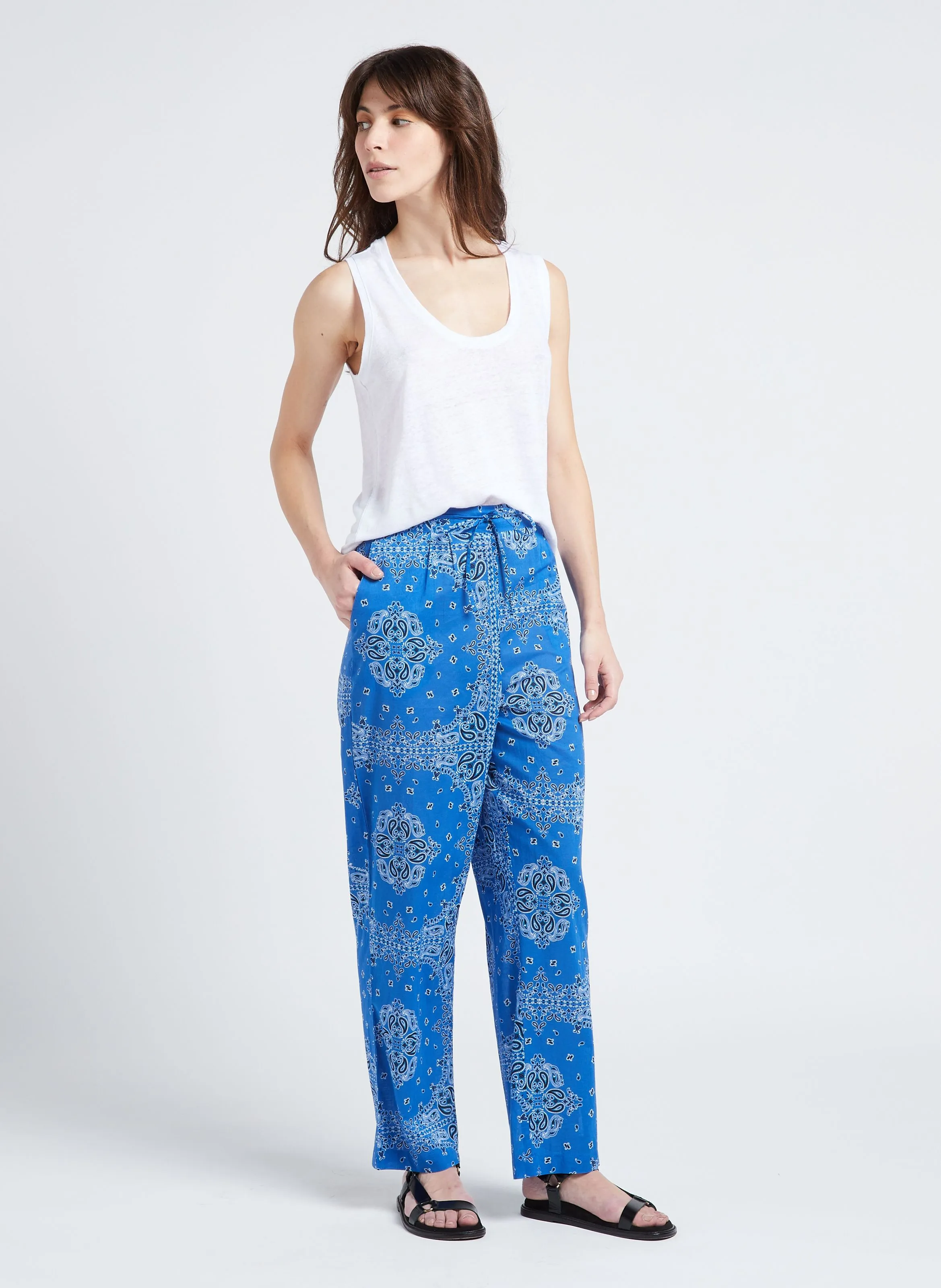 PANDANA - Pantalón recto de algodón estampado en azul