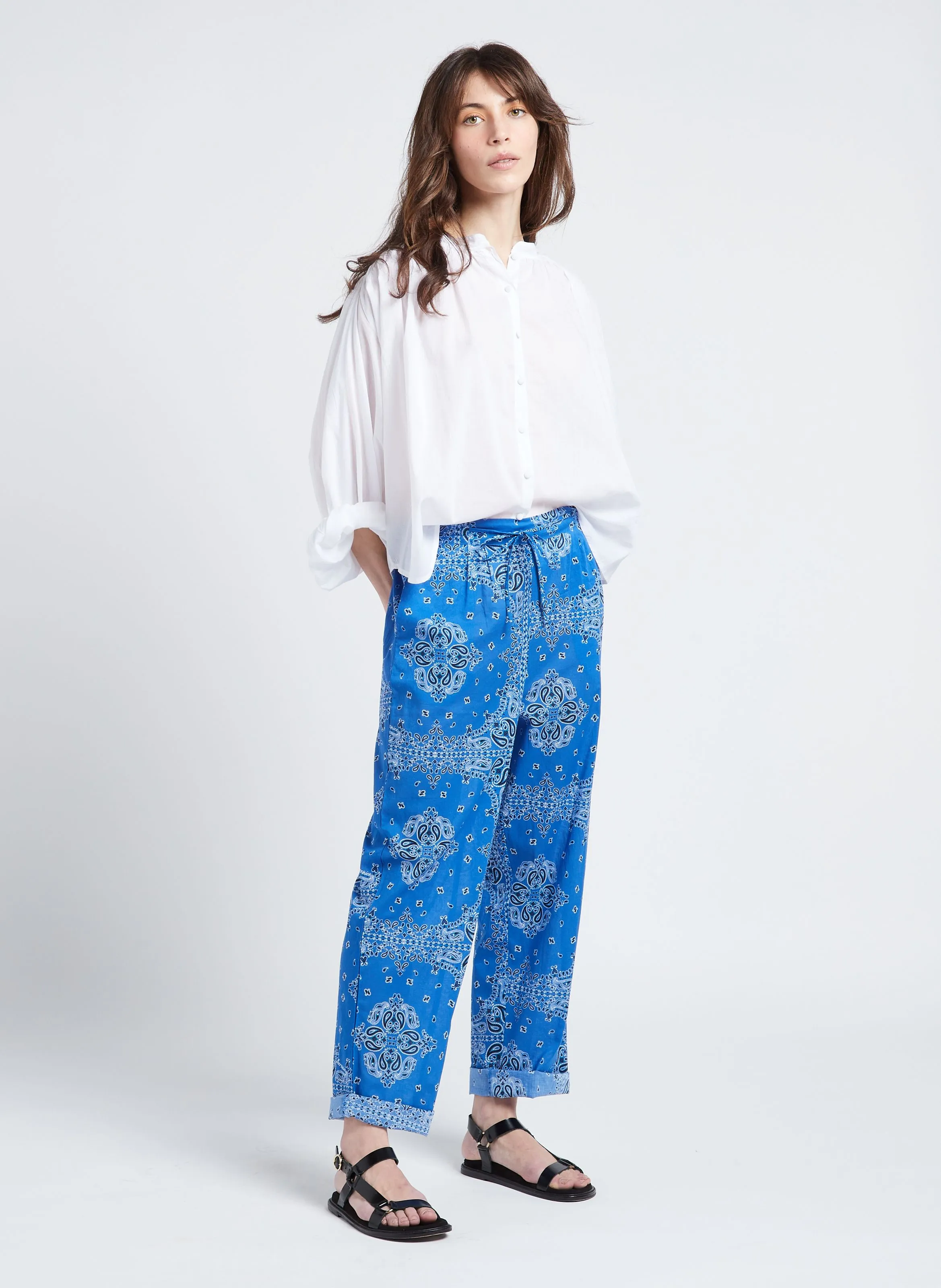 PANDANA - Pantalón recto de algodón estampado en azul