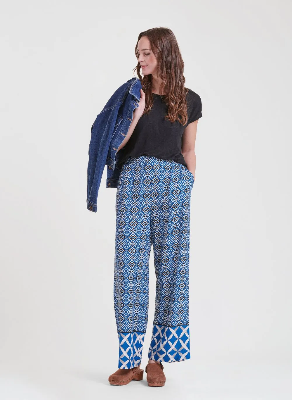 Pantalón vaporoso estampado en azul