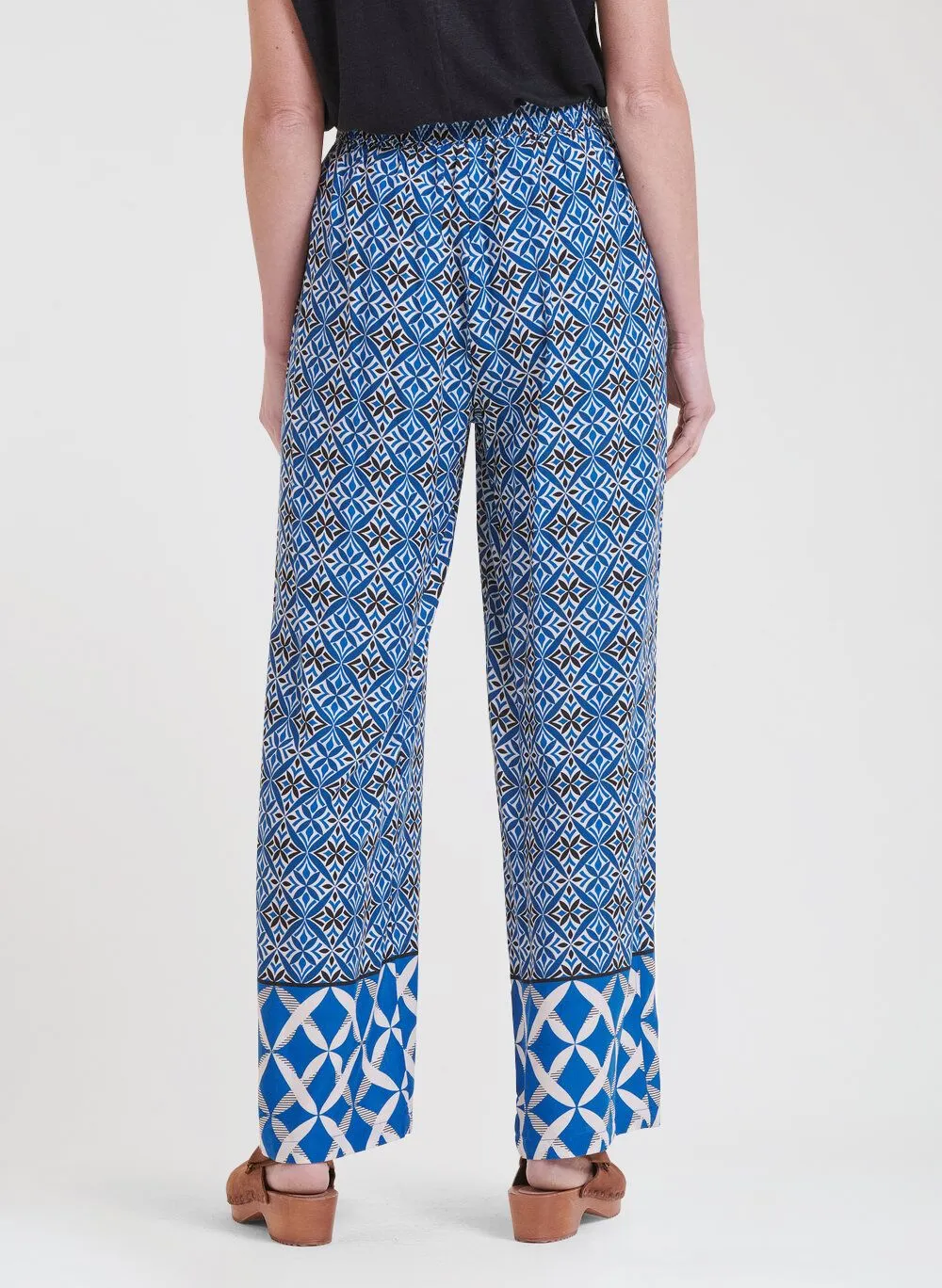 Pantalón vaporoso estampado en azul