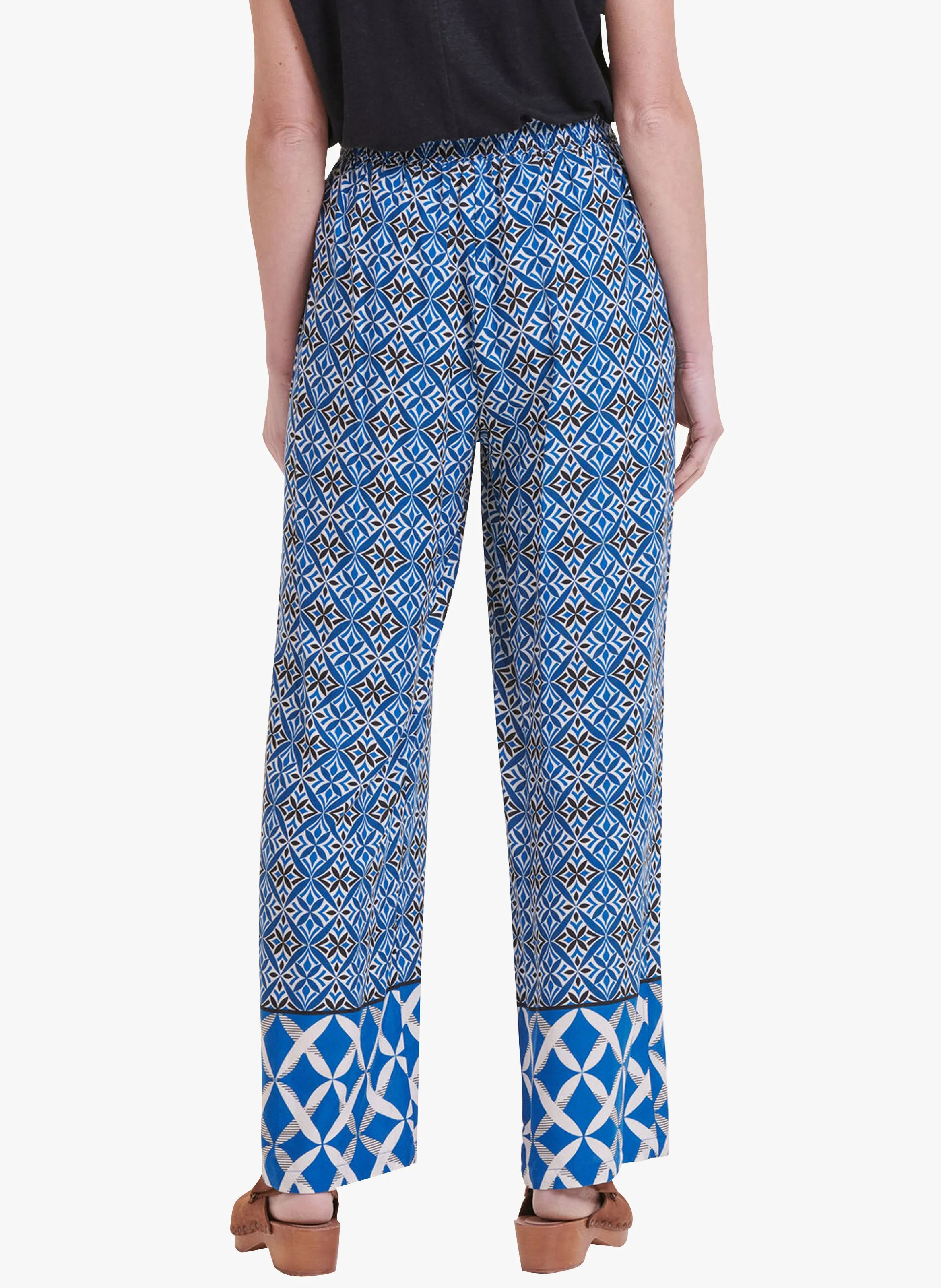 Pantalón vaporoso estampado en azul