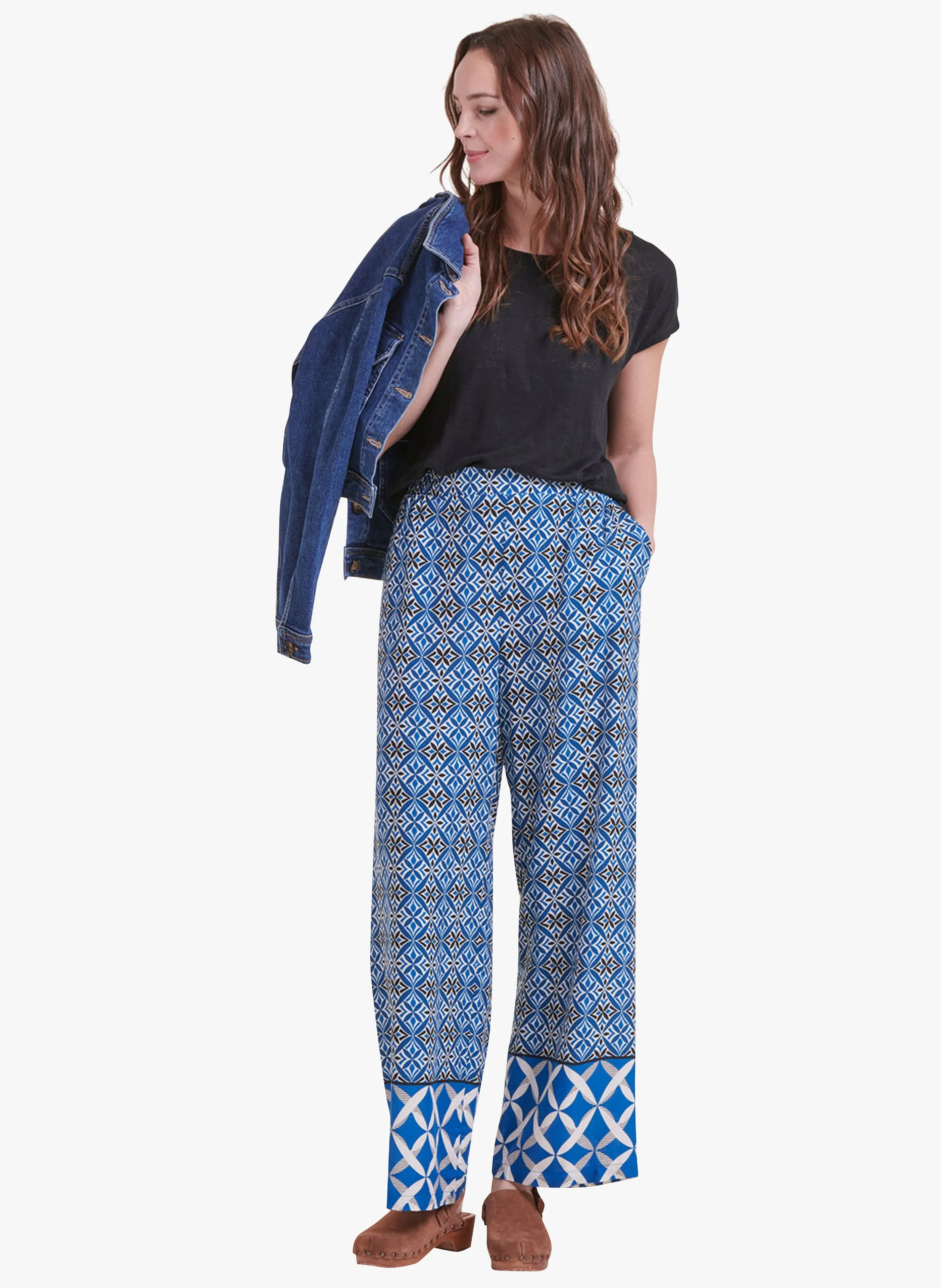 Pantalón vaporoso estampado en azul