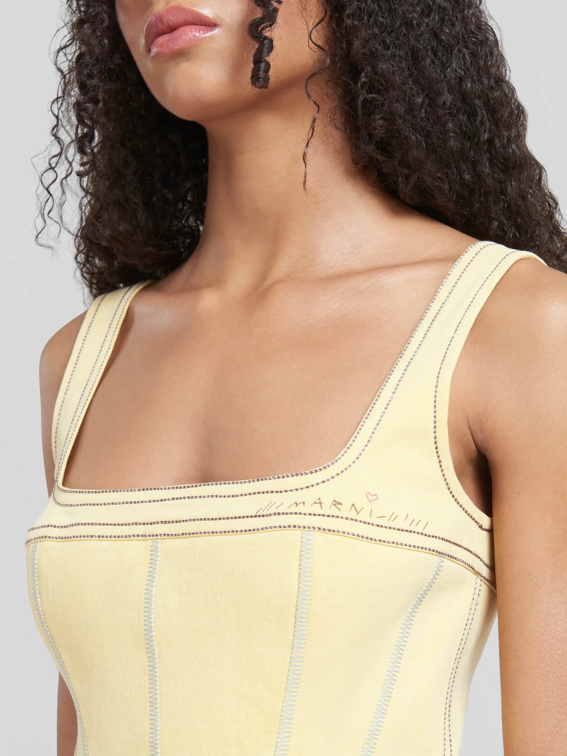 Top bustier de tejido vaquero orgánico amarillo