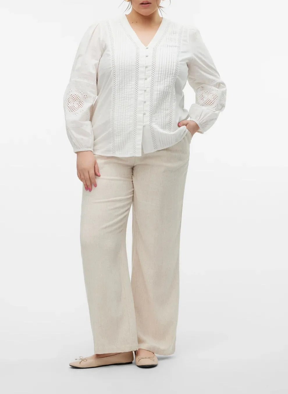 VERO MODA CURVE JAMILLA - Camisa de algodón con cuello de pico en blanco