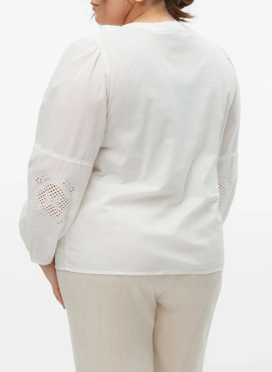 VERO MODA CURVE JAMILLA - Camisa de algodón con cuello de pico en blanco